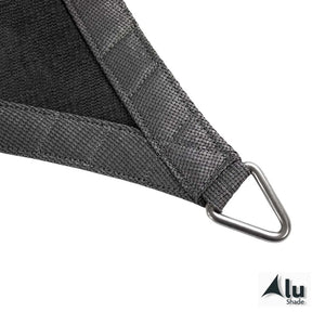 Detailfoto van de hoek van een antraciet schaduwdoek