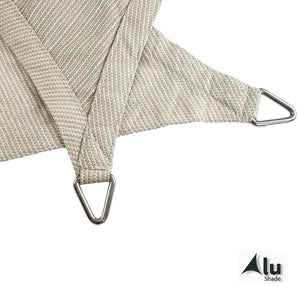 Detailfoto van de hoeken van een zandkleurig schaduwdoek