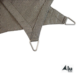 Detailfoto van de hoeken van een zand/zwart kleurig schaduwdoek