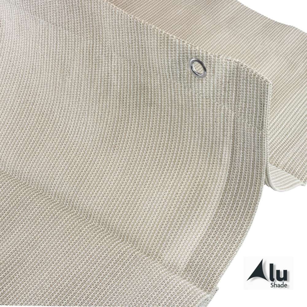 Detail van de vouw van een zand kleurig harmonicadoek