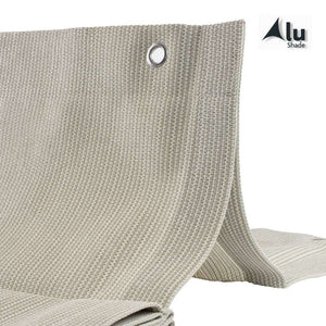 Detail van de rand van een zand kleurig harmonicadoek