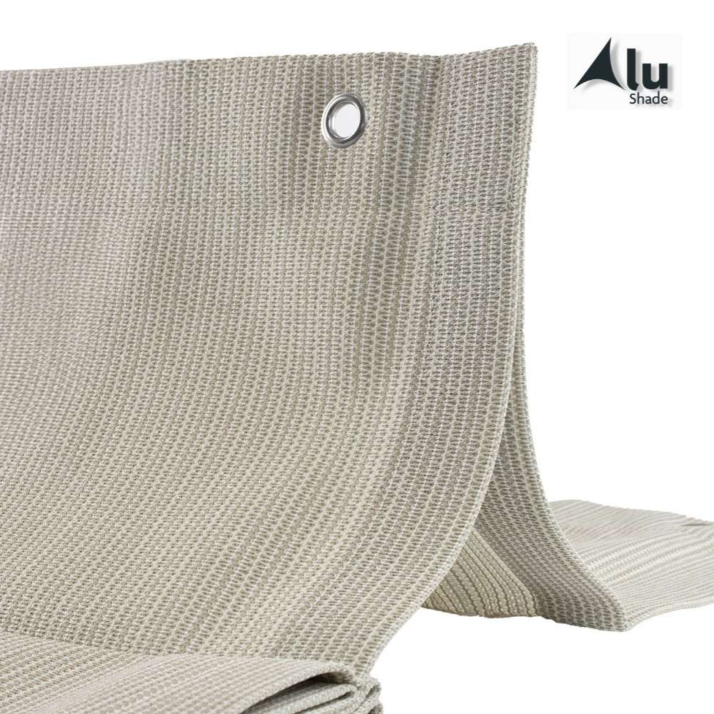 Detail van de rand van een zand kleurig harmonicadoek