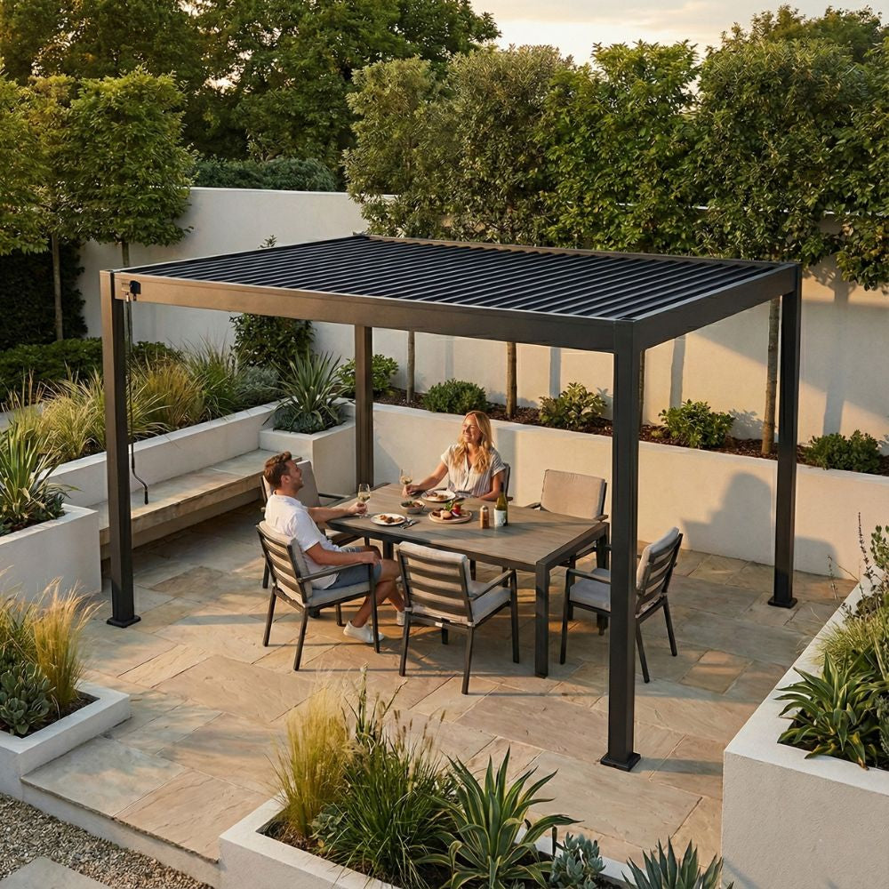 Lamellen overkapping van 3x3.6 meter in antraciet op een terras in een tuin