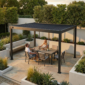 Lamellen overkapping van 3x3.6 meter in antraciet op een terras in een tuin