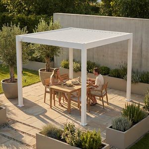 Lamellen overkapping van 3x3 meter in wit op een terras in een tuin