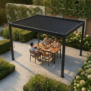 Lamellen overkapping van 3x4 meter in antraciet op een terras in een tuin