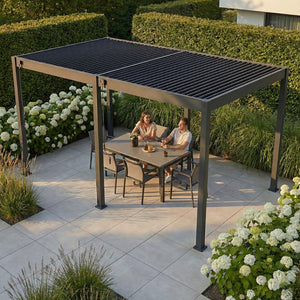 Lamellen overkapping van 3x5.3 meter in antraciet op een terras in een tuin