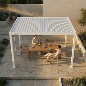 Lamellen overkapping van 3x3.6 meter in wit op een terras in een tuin