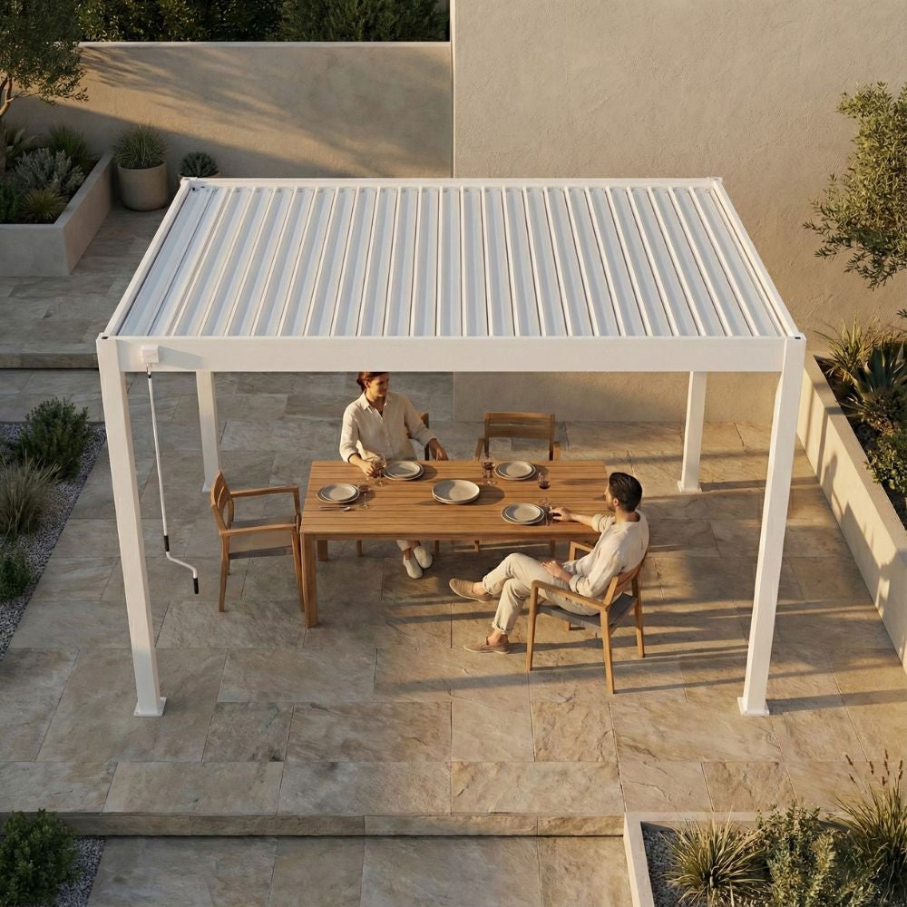 Lamellen overkapping van 3x3.6 meter in wit op een terras in een tuin