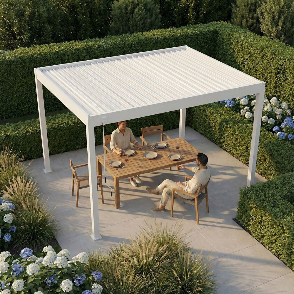 Lamellen overkapping van 3x4 meter in wit op een terras in een tuin