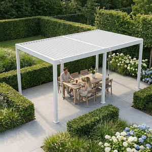 Lamellen overkapping van 3x5.3 meter in wit op een terras in een tuin