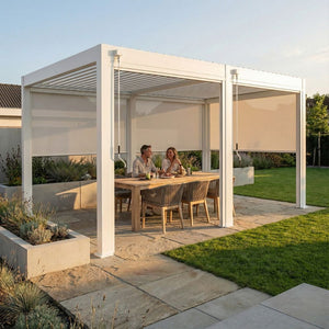 Lamellen overkapping van 3x6 meter in wit, sfeerbeeld in nederlandse tuin