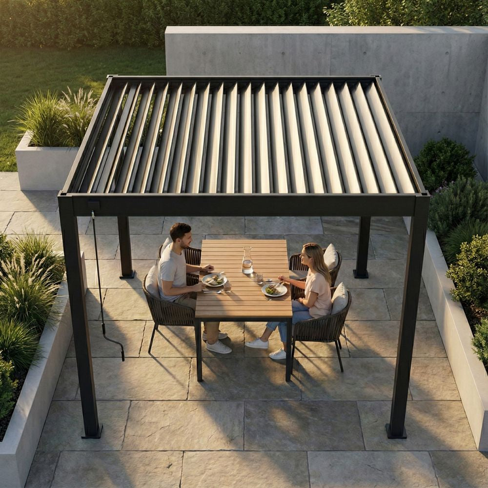 Lamellen overkapping van 3x3 meter in antraciet op een terras in de tuin