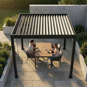 Lamellen overkapping van 3x3 meter in antraciet op een terras in de tuin