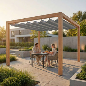Houten pergola met grijs harmonicadoek als zonwering in een moderne tuin