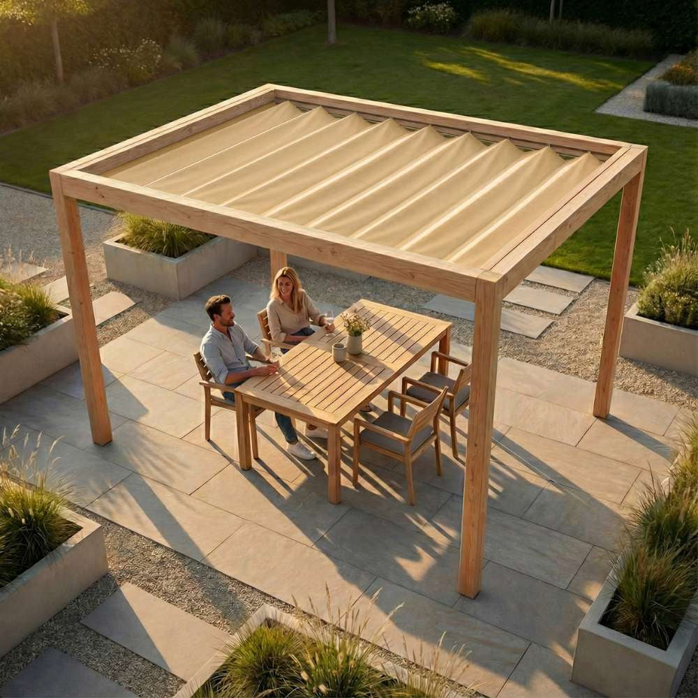 Houten pergola met zandkleurig harmonicadoek als zonwering in een moderne tuin