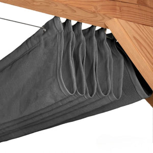 Opzij geschoven harmonicadoek van een pergola met harmonicadoek