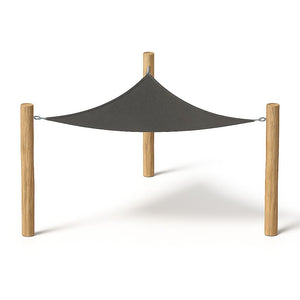 Schaduwdoek driehoek in de kleur zand opgehangen tussen houten palen 