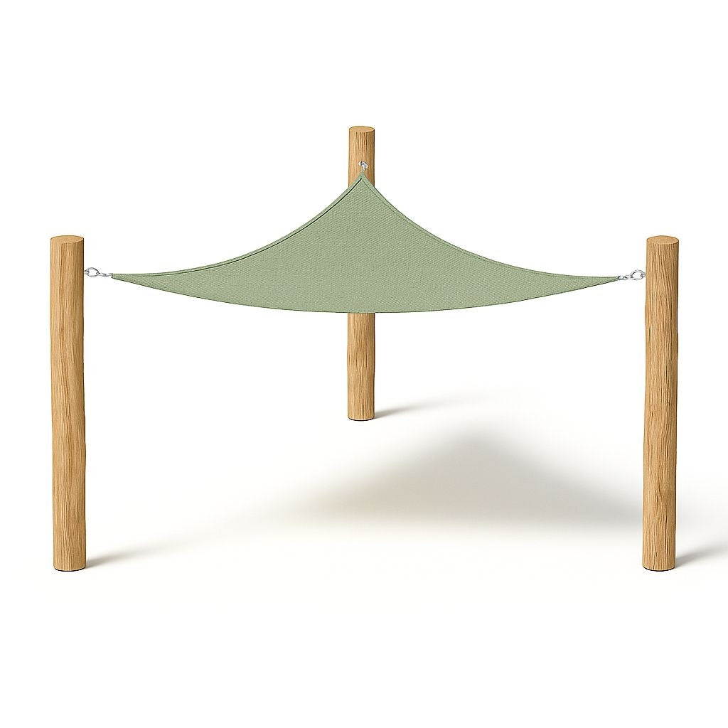 Schaduwdoek driehoek in de kleur groen opgehangen tussen houten palen 