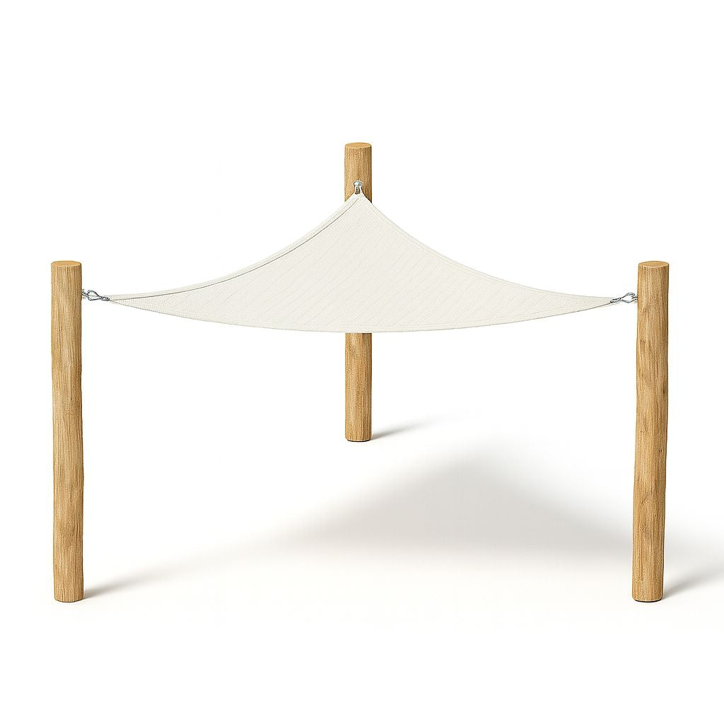 Schaduwdoek driehoek in de kleur wit opgehangen tussen houten palen 