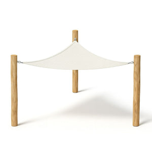 Schaduwdoek driehoek in de kleur wit opgehangen tussen houten palen 