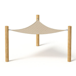 Schaduwdoek driehoek in de kleur zand opgehangen tussen houten palen 