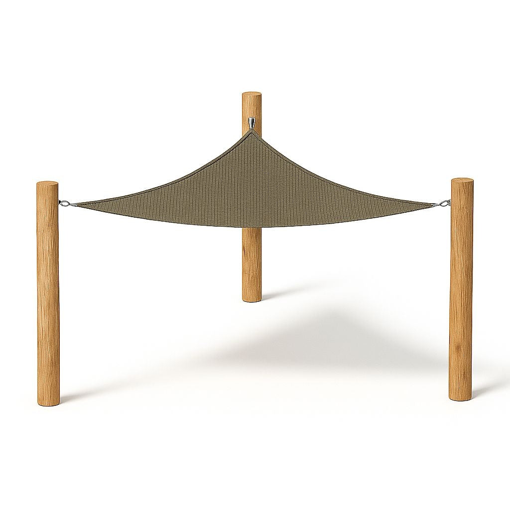 Schaduwdoek driehoek in de kleur zand-zwart opgehangen tussen houten palen 