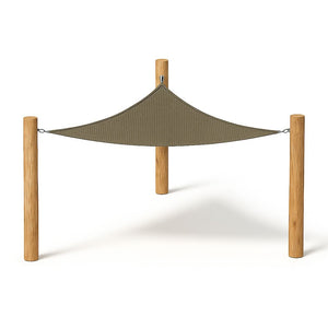 Schaduwdoek driehoek in de kleur zand-zwart opgehangen tussen houten palen 