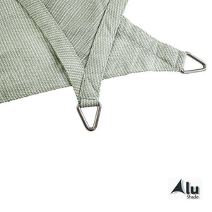 Detailfoto van de hoeken van een groen schaduwdoek