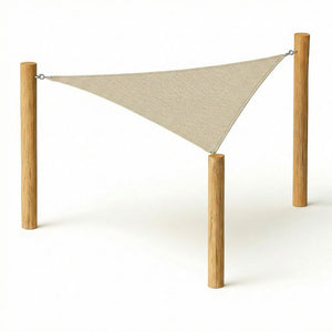Driehoekig zand schaduwdoek gespannen tussen drie houten palen inclusief RVSbevestiging