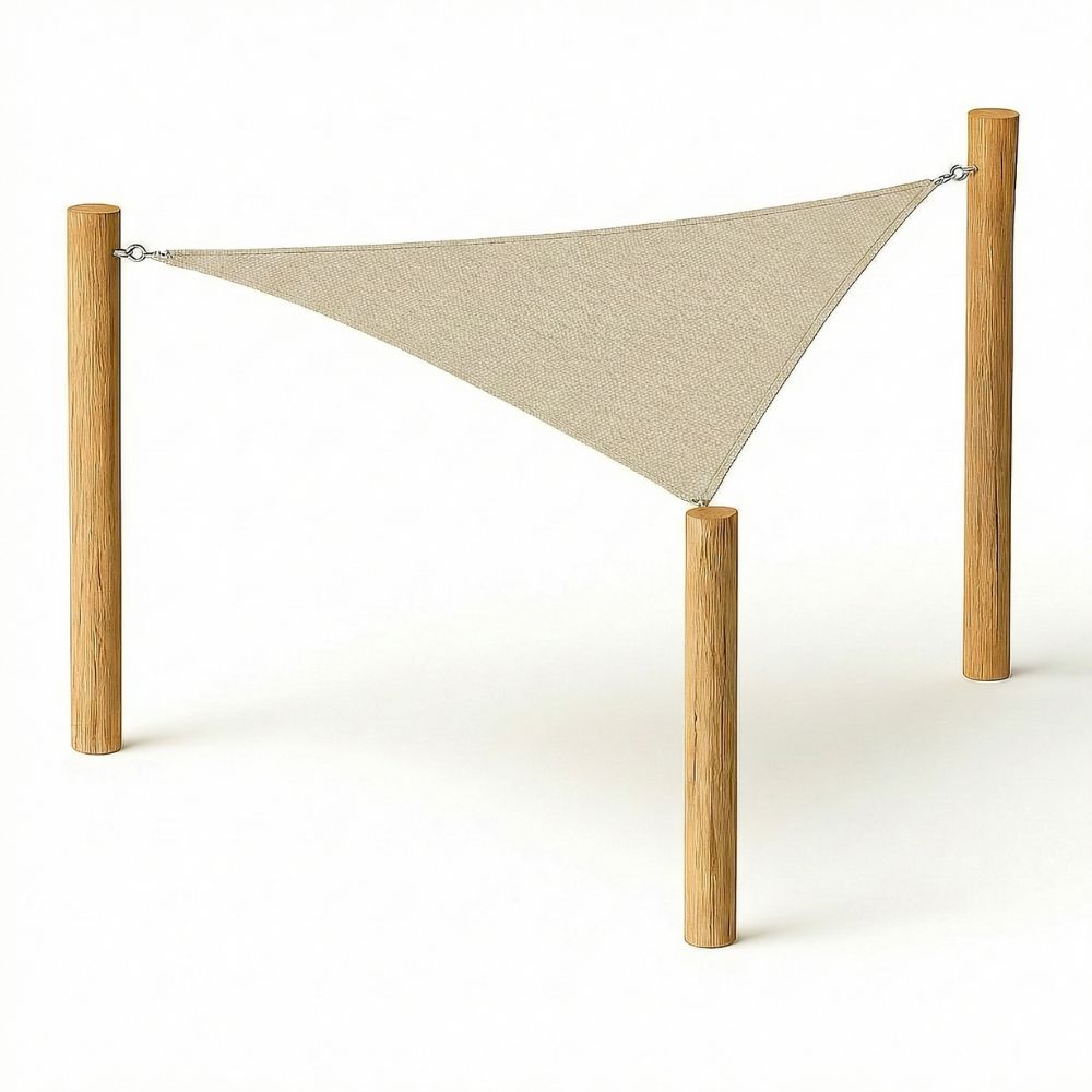 Driehoekig zand schaduwdoek gespannen tussen drie houten palen inclusief RVSbevestiging