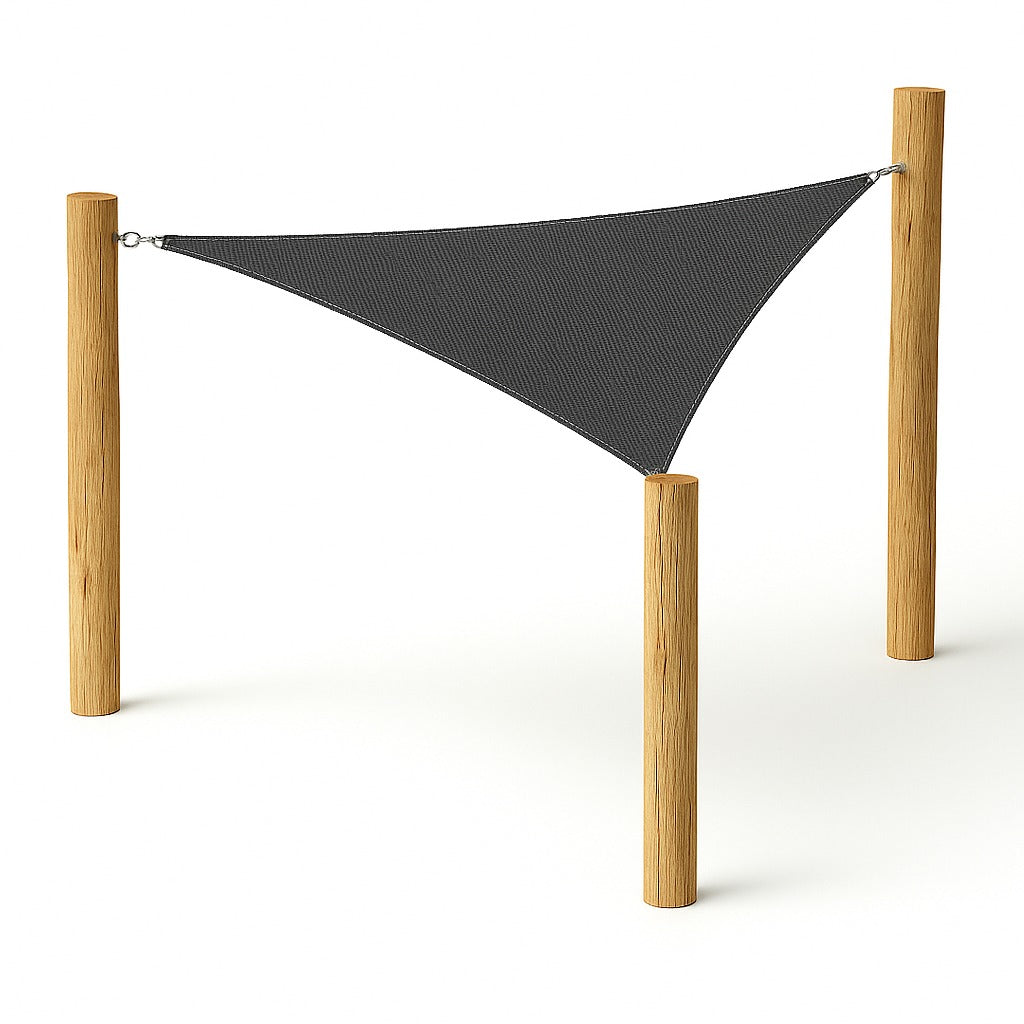Driehoekig antraciet schaduwdoek gespannen tussen drie houten palen inclusief RVSbevestiging