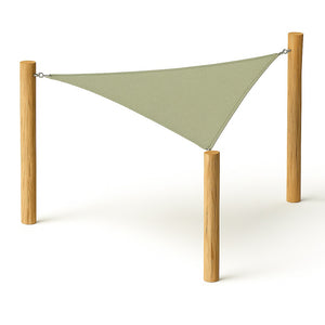 Driehoekig groen schaduwdoek gespannen tussen drie houten palen inclusief RVSbevestiging