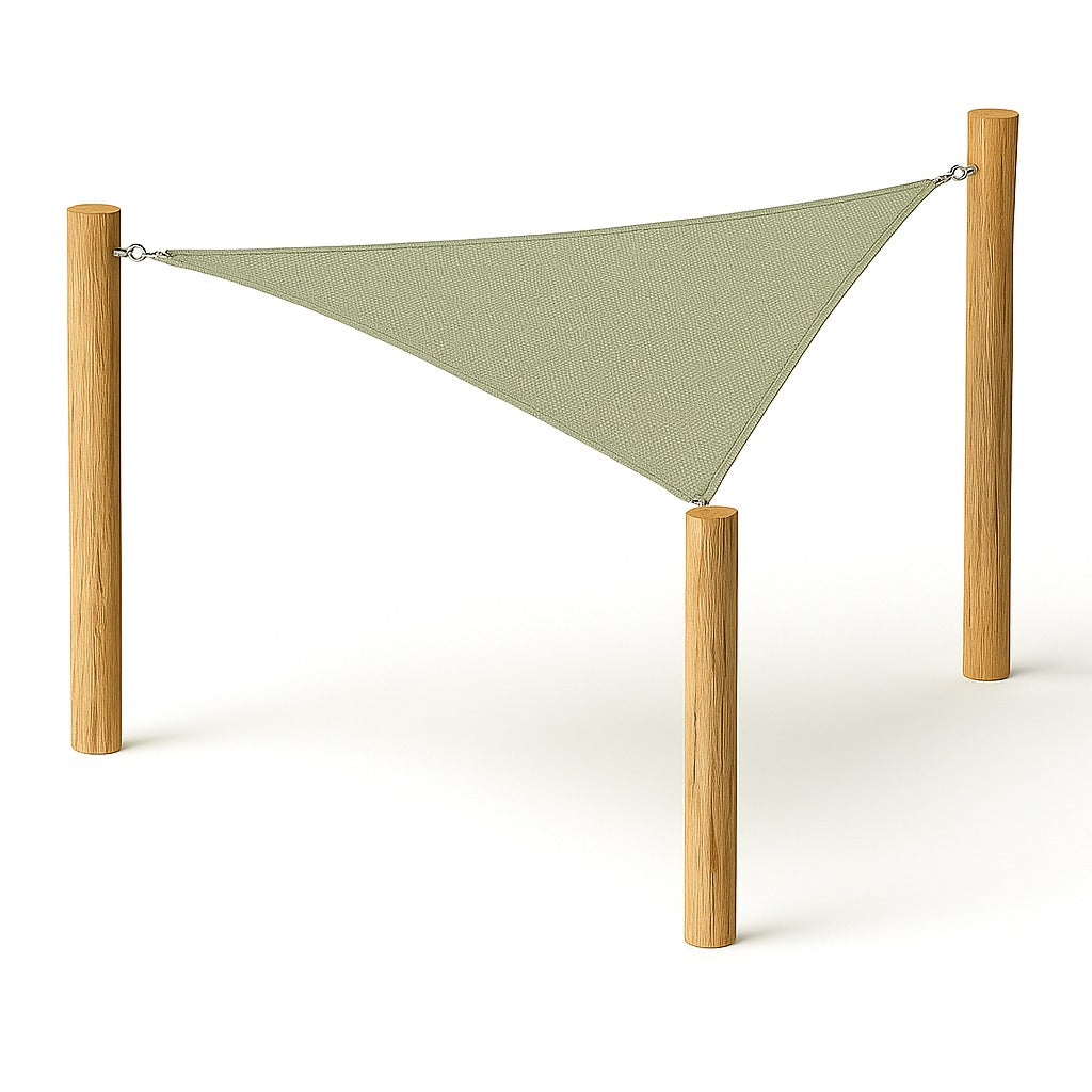 Driehoekig groen schaduwdoek gespannen tussen drie houten palen inclusief RVSbevestiging