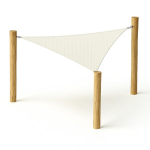 Driehoekig wit schaduwdoek gespannen tussen drie robinia houten palen inclusief RVSbevestiging