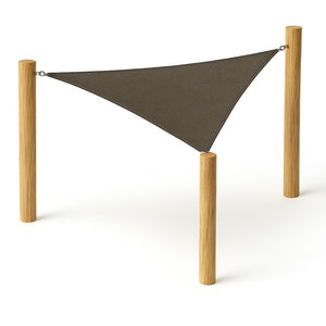 Driehoekig groen zwart schaduwdoek gespannen tussen drie houten palen inclusief RVSbevestiging