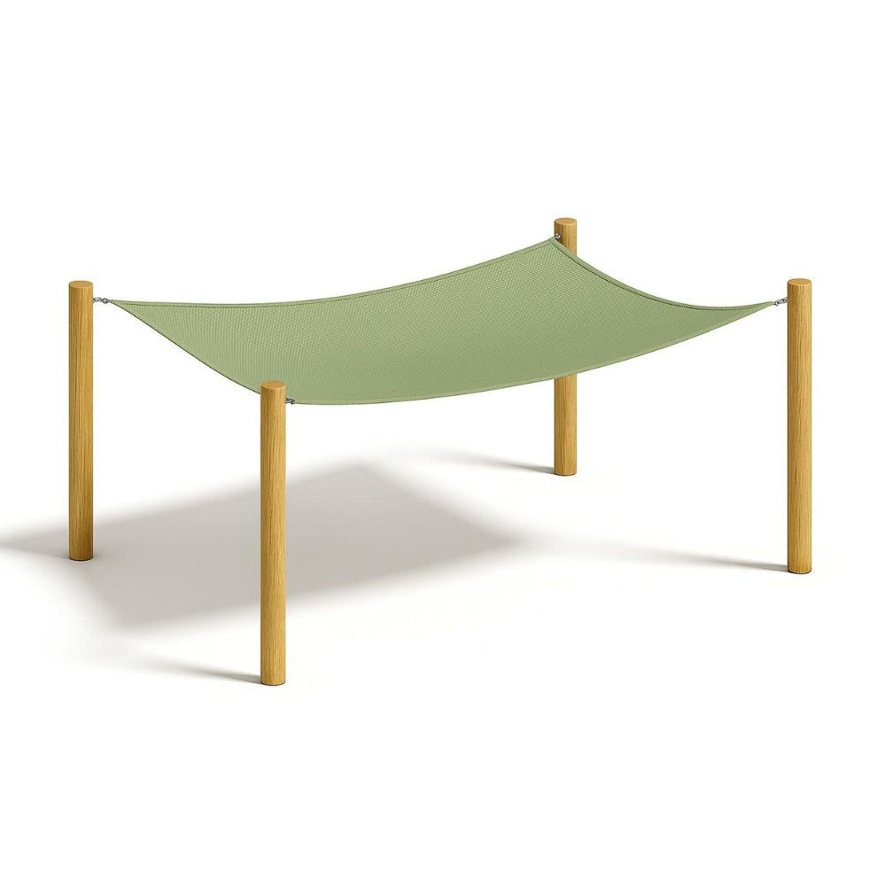 Rechthoekig groen schaduwdoek gespannen tussen drie houten palen inclusief RVS bevestiging