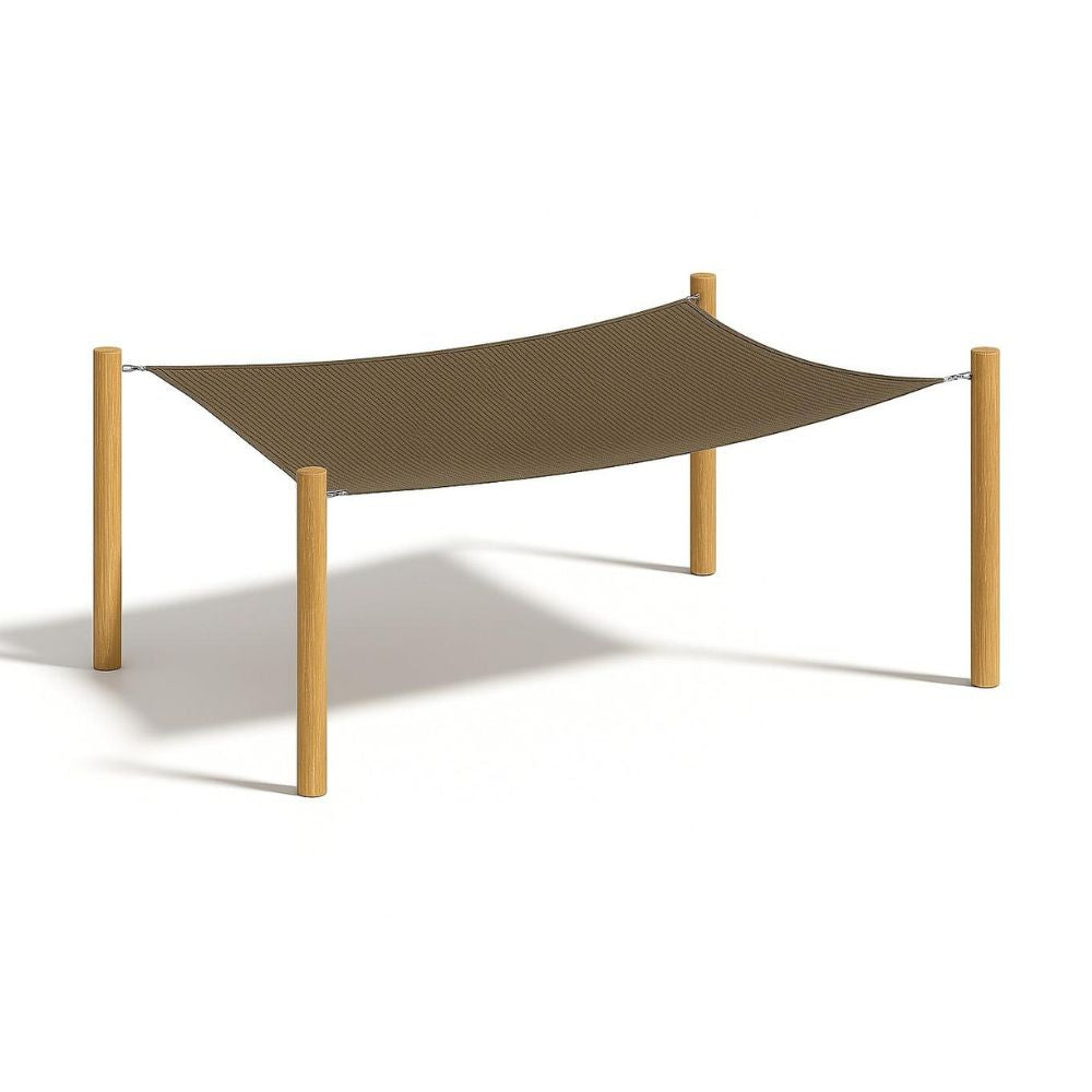 Rechthoekig groen zwart schaduwdoek gespannen tussen drie houten palen inclusief RVS bevestiging