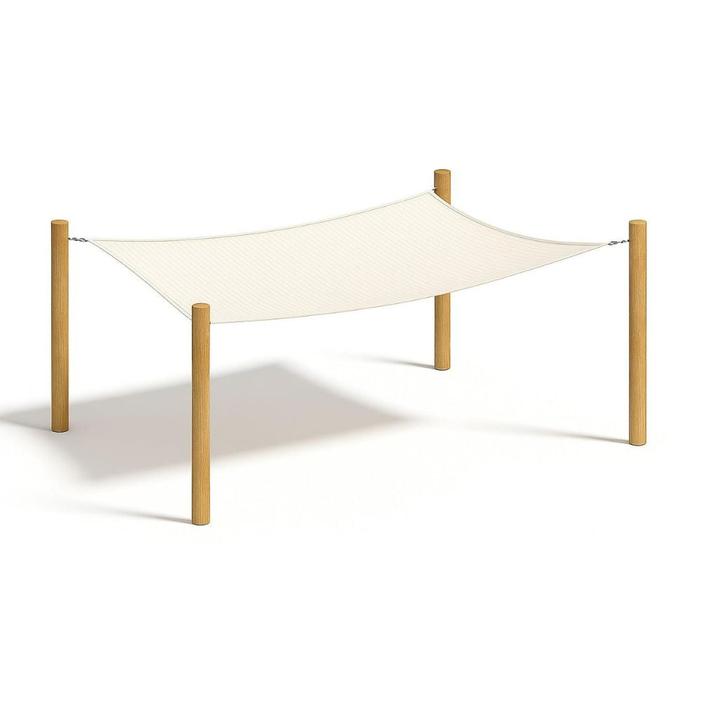 Rechthoekig wit schaduwdoek gespannen tussen drie houten palen inclusief RVS bevestiging