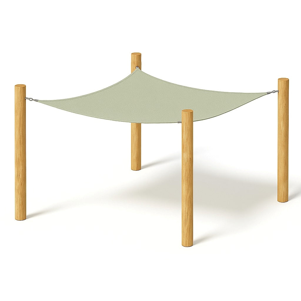 Vierkant schaduwdoek in de kleur groen opgehangen tussen houten palen 
