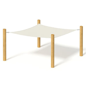 Vierkant schaduwdoek in de kleur wit opgehangen tussen houten palen 