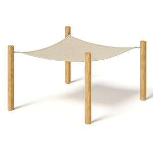 Vierkant schaduwdoek in de kleur zand opgehangen tussen houten palen 