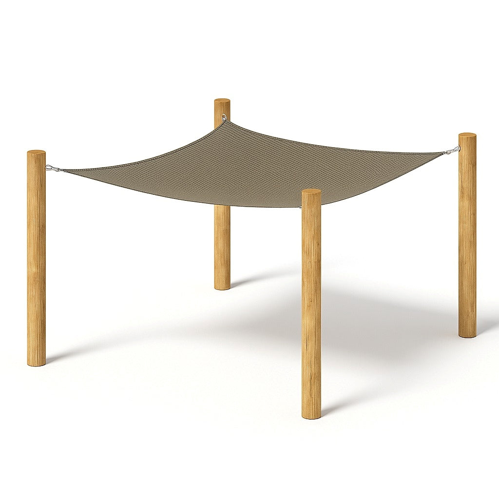 Vierkant schaduwdoek in zand-zwart opgehangen tussen houten palen