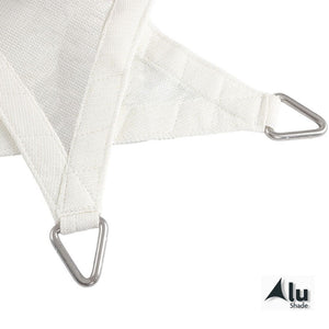 Detailfoto van de hoeken van een  wit schaduwdoek