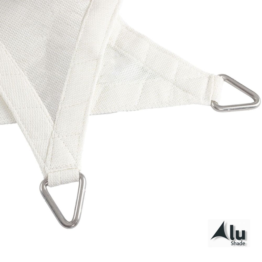 Detailfoto van de hoeken van een  wit schaduwdoek