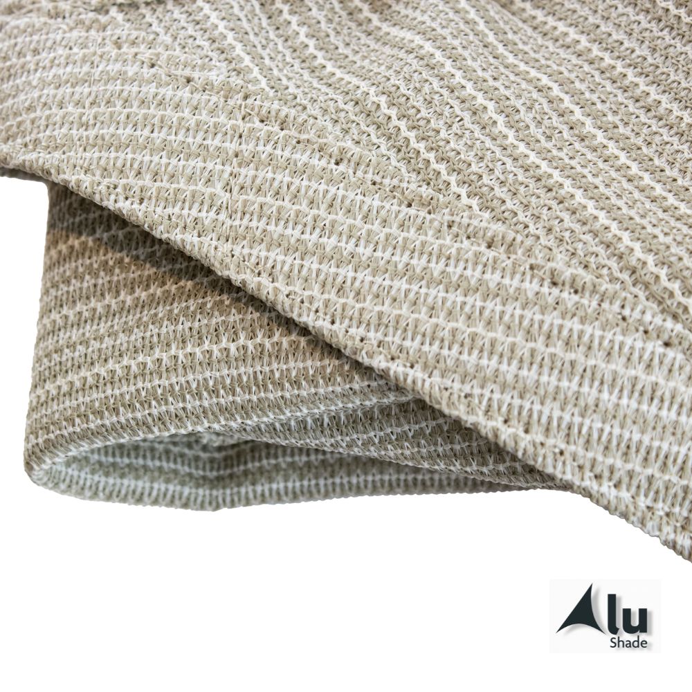 Detailfoto van het materiaal van een zandkleurig schaduwdoek