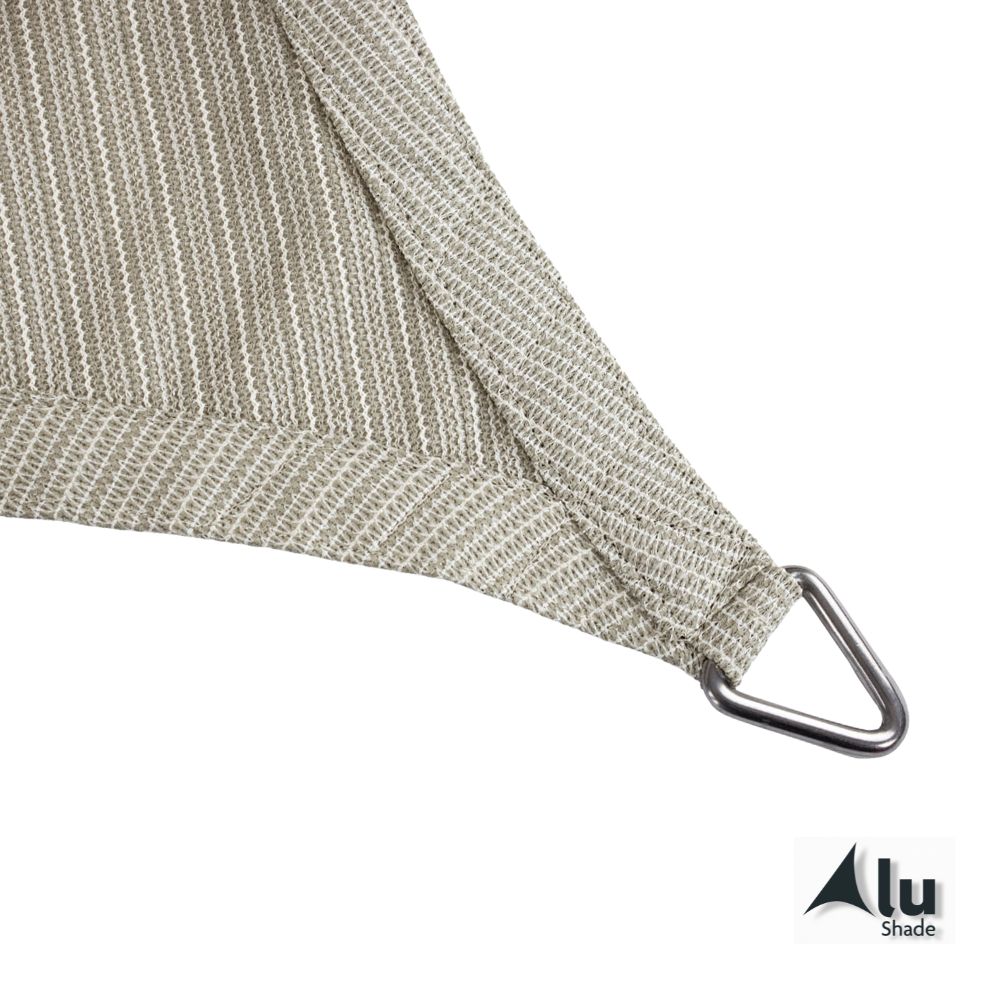 Detailfoto van de hoek van een zandkleurig schaduwdoek