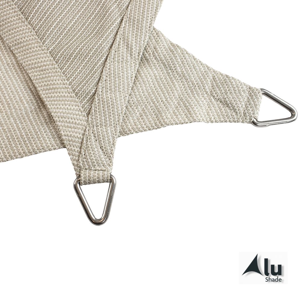 Detailfoto van de hoeken van een zandkleurig schaduwdoek