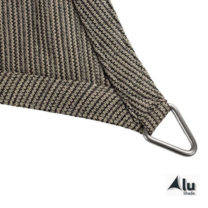 Detailfoto van de hoek van een zand/zwart gekleurd schaduwdoek