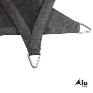 Deatailfoto van de hoeken van een atraciet schaduwdoek